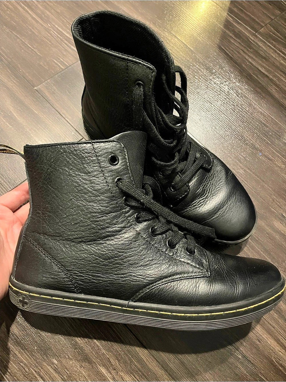 Dr. Martens LEYTON WOMEN'S
LEATHER CASUAL BOOTS